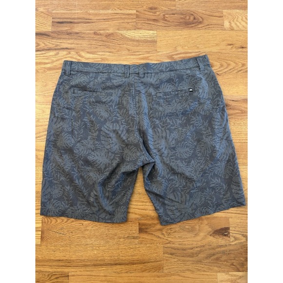 Travis Mathew Mens Performance Shorts‎ Size 40 Palm Leaf Golf Stretch Gray Black - Picture 5 of 7